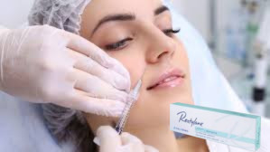 Injectação de enchimento cutâneo para enchimento de linhas glabelares